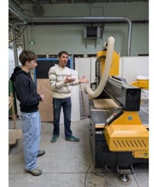 Explication du fonctionnement d’une machine à graver.  Photo P-L.Z.